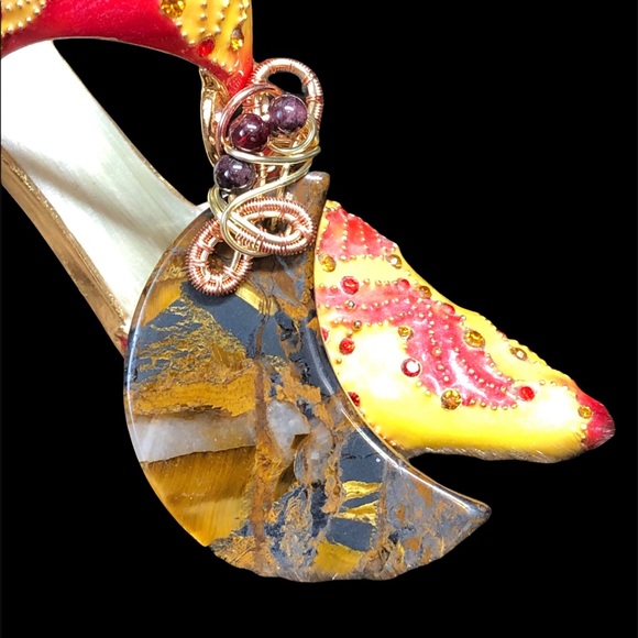 🌓Moon pendant in tiger eye with genuine garnets - Picture 2 of 9